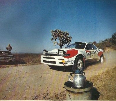 Carlos Sainz - Luis Moya
12º Rally YPF Argentina 1992. Toyota Celica Turbo 4WD -ST185- (K-AM 1694). Clasificado 2º.

Del 22 al 25 de Julio, Tucuman, Argentina.
Superficie: tierra.

El Rally tenia un total de 1818.61 km de los que 458.19 km divididos en 28 tramos eran especiales (5 de ellas fueron canceladas, SS5 San Pablo - San Javier de 23,58 Km, SS13 Yunca Suma - Alpachiri 1 de 29,56 Km, SS21 Singuil - Las Chacritas 2 de 30,50 Km, SS22 Yunca Suma - Alpachiri 2 de 29,56 Km y SS24 Timbo Viejo - El Cadillal 2 de 8,07 Km).

Tomaron la salida 82 equipos, finalizaron 32.
@
Palabras clave: Carlos_Sainz;Toyota;Celica;ST185;Argentina;1992