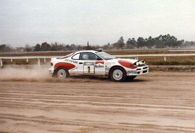 Carlos Sainz - Luis Moya
12º Rally YPF Argentina 1992. Toyota Celica Turbo 4WD -ST185- (K-AM 1694). Clasificado 2º.

Del 22 al 25 de Julio, Tucuman, Argentina.
Superficie: tierra.

El Rally tenia un total de 1818.61 km de los que 458.19 km divididos en 28 tramos eran especiales (5 de ellas fueron canceladas, SS5 San Pablo - San Javier de 23,58 Km, SS13 Yunca Suma - Alpachiri 1 de 29,56 Km, SS21 Singuil - Las Chacritas 2 de 30,50 Km, SS22 Yunca Suma - Alpachiri 2 de 29,56 Km y SS24 Timbo Viejo - El Cadillal 2 de 8,07 Km).

Tomaron la salida 82 equipos, finalizaron 32.
@
Palabras clave: Carlos_Sainz;Toyota;Celica;ST185;Argentina;1992