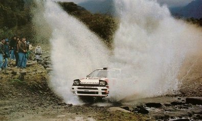 Carlos Sainz - Luis Moya
12º Rally YPF Argentina 1992. Toyota Celica Turbo 4WD -ST185- (K-AM 1694). Clasificado 2º.

Del 22 al 25 de Julio, Tucuman, Argentina.
Superficie: tierra.

El Rally tenia un total de 1818.61 km de los que 458.19 km divididos en 28 tramos eran especiales (5 de ellas fueron canceladas, SS5 San Pablo - San Javier de 23,58 Km, SS13 Yunca Suma - Alpachiri 1 de 29,56 Km, SS21 Singuil - Las Chacritas 2 de 30,50 Km, SS22 Yunca Suma - Alpachiri 2 de 29,56 Km y SS24 Timbo Viejo - El Cadillal 2 de 8,07 Km).

Tomaron la salida 82 equipos, finalizaron 32.
@
Palabras clave: Carlos_Sainz;Toyota;Celica;ST185;Argentina;1992