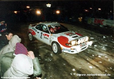 Carlos Sainz Cenamor - Luís Rodríguez Moya
60º Rallye Automobile de Monte-Carlo 1992. Toyota Celica Turbo 4WD -ST185-(K-AM 8524). Clasificado 2º.

Del 23 al 29 de Enero, Monte-Carlo.
Superficie: asfalto - nieve.

El Rally tenia un total de 3317.61 km de los que 628.29 km divididos en 26 tramos eran especiales (1 de ellas fue cancelada SS23 Col de Turini 3 de 22,21 Km).

Tomaron la salida 141 equipos, finalizaron 76.@
Palabras clave: Carlos_Sainz;Luis_Moya;Toyota_Celica;ST185;Montecarlo;1992