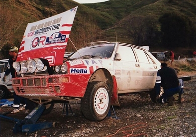 Asistencia del Equipo A.R.T. Engineering en el 23ª Rothmans Rally New Zealand 1992
En el Lancia Delta HF Integrale de Piero Liatti - Luciano Tedeschini, clasificado 2º.

Del 25 al 28 de Junio, Auckland, Nueva Zelanda.
Superficie: tierra.

El Rally tenía un total de 584.54 km cronometrados divididos en 38 tramos especiales.

Tomaron la salida 76 equipos, finalizaron 41.@
Palabras clave: Piero_Liatti;Lancia;Delta;Integrale;Nueva_Zelanda;1992;Asistencias