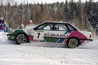 Colin McRae - Derek Ringer
41º International Suecia Rally 1992. Subaru Legacy RS (H641 JBW). Clasificado 2º.

Del 12 al 17 de Febrero, Karlstad, Suecia.
Superficie: nieve - hielo.

El Rally tenia un total de 1673.00 Km de los que 571.19 Km divididos en 31 tramos eran especiales.

Se inscribieron 94 equipos, tomaron la salida 94, finalizaron 46.

© Filip Van Den Bogaert
@
Palabras clave: ;Subaru;Legacy;Suecia;1992;Nieve