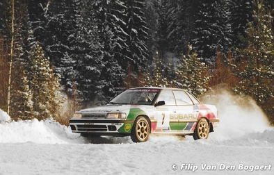 Colin McRae - Derek Ringer
41º International Suecia Rally 1992. Subaru Legacy RS (H641 JBW). Clasificado 2º.

Del 12 al 17 de Febrero, Karlstad, Suecia.
Superficie: nieve - hielo.

El Rally tenia un total de 1673.00 Km de los que 571.19 Km divididos en 31 tramos eran especiales.

Se inscribieron 94 equipos, tomaron la salida 94, finalizaron 46.

© Filip Van Den Bogaert
@
Palabras clave: ;Subaru;Legacy;Suecia;1992;Nieve