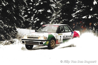 Colin McRae - Derek Ringer
41º International Suecia Rally 1992. Subaru Legacy RS (H641 JBW). Clasificado 2º.

Del 12 al 17 de Febrero, Karlstad, Suecia.
Superficie: nieve - hielo.

El Rally tenia un total de 1673.00 Km de los que 571.19 Km divididos en 31 tramos eran especiales.

Se inscribieron 94 equipos, tomaron la salida 94, finalizaron 46.

© Filip Van Den Bogaert
@
Palabras clave: ;Subaru;Legacy;Suecia;1992;Nieve