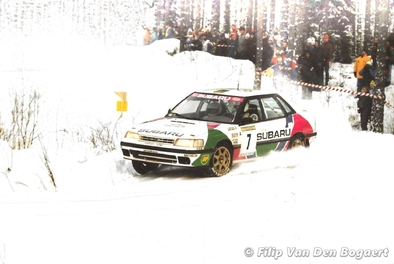 Colin McRae - Derek Ringer
41º International Suecia Rally 1992. Subaru Legacy RS (H641 JBW). Clasificado 2º.

Del 12 al 17 de Febrero, Karlstad, Suecia.
Superficie: nieve - hielo.

El Rally tenia un total de 1673.00 Km de los que 571.19 Km divididos en 31 tramos eran especiales.

Se inscribieron 94 equipos, tomaron la salida 94, finalizaron 46.

© Filip Van Den Bogaert
@
Palabras clave: ;Subaru;Legacy;Suecia;1992;Nieve