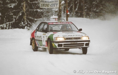 Colin McRae - Derek Ringer
41º International Suecia Rally 1992. Subaru Legacy RS (H641 JBW). Clasificado 2º.

Del 12 al 17 de Febrero, Karlstad, Suecia.
Superficie: nieve - hielo.

El Rally tenia un total de 1673.00 Km de los que 571.19 Km divididos en 31 tramos eran especiales.

Se inscribieron 94 equipos, tomaron la salida 94, finalizaron 46.

© Filip Van Den Bogaert
@
Palabras clave: ;Subaru;Legacy;Suecia;1992;Nieve