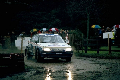 Ari Vatanen - Bruno Berglund
48º Lombard RAC Rally 1992. Subaru Legacy RS (J140 PWL). Clasificado 2º.

Del 22 al 25 de Noviembre, Chester, Cheshire, Inglaterra.
Superficie: tierra.

El Rally tenia un total de 2596.53 km de los que 565.41 km divididos en 34 tramos eran especiales (una de ellas fue cancelada SS24 Kershope de 33.03 Km).

Se inscribieron 162 equipos, tomaron la salida 157, finalizaron 101.@
Palabras clave: ;Subaru;Legacy;Gran_Bretaña;RAC_Rally;1992;Inglaterra