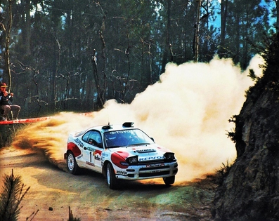Carlos Sainz Cenamor - Luis Moya
26º Rallye de Portugal - Vinho do Porto 1992. Toyota Celica Turbo 4WD -ST185- (K-AM 8202). Clasificado 3º.

Del 3 al 7 de Marzo, Portugal.
Superficie: tierra.

El Rally tenia un total de 2211.17 km de los que 577.38 km divididos en 40 tramos, eran especiales.

Se inscribieron 114 equipos, tomaron la salida 100, finalizaron 31.@
Palabras clave: ;Toyota;Celica;ST185;1992;Portugal