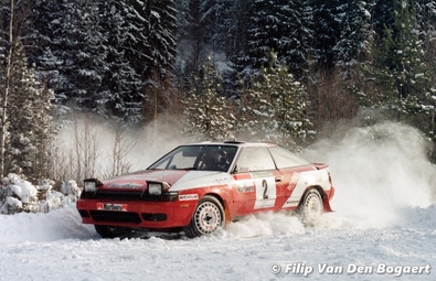 Markku Alén - Ilkka Kivimäki
41º International Suecia Rally 1992. Toyota Celica GT-4 -ST165- (K-AM 281). Clasificado 4º.

Del 12 al 17 de Febrero, Karlstad, Suecia.
Superficie: nieve - hielo.

El Rally tenia un total de 1673.00 Km de los que 571.19 Km divididos en 31 tramos eran especiales.

Se inscribieron 94 equipos, tomaron la salida 94, finalizaron 46.

© Filip Van Den Bogaert
@
Palabras clave: Markku_Alen;Toyota;Celica;Suecia;1992;nieve