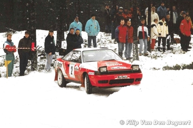 Markku Alén - Ilkka Kivimäki
41º International Suecia Rally 1992. Toyota Celica GT-4 -ST165- (K-AM 281). Clasificado 4º.

Del 12 al 17 de Febrero, Karlstad, Suecia.
Superficie: nieve - hielo.

El Rally tenia un total de 1673.00 Km de los que 571.19 Km divididos en 31 tramos eran especiales.

Se inscribieron 94 equipos, tomaron la salida 94, finalizaron 46.

© Filip Van Den Bogaert
@
Palabras clave: Markku_Alen;Toyota;Celica;Suecia;1992;nieve