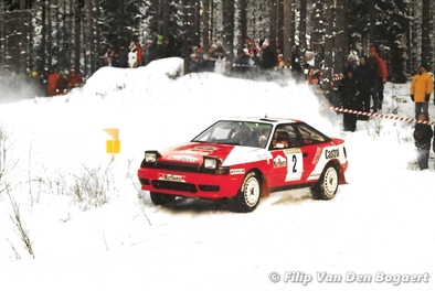 Markku Alén - Ilkka Kivimäki
41º International Suecia Rally 1992. Toyota Celica GT-4 -ST165- (K-AM 281). Clasificado 4º.

Del 12 al 17 de Febrero, Karlstad, Suecia.
Superficie: nieve - hielo.

El Rally tenia un total de 1673.00 Km de los que 571.19 Km divididos en 31 tramos eran especiales.

Se inscribieron 94 equipos, tomaron la salida 94, finalizaron 46.

© Filip Van Den Bogaert
@
Palabras clave: Markku_Alen;Toyota;Celica;Suecia;1992;nieve