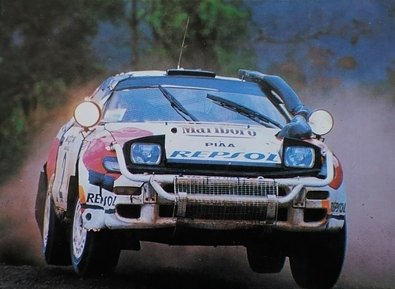 Mikael Ericsson - Nicky Grist
40º Martini Safari Rally Kenya 1992. Toyota Celica Turbo 4WD -ST185- (K-AM 2504). Clasificado 4º.

Del 27 de Marzo al 1 de Abril, Nairobi, Kenya, África.
Superficie: tierra.

El Rally tenia un total de 4387.84 km con 105 controles horarios.

Tomaron la salida 47 equipos, finalizaron 21.@
Palabras clave: Mikael_Ericsson;Toyota;Celica;ST185;Safari;1992