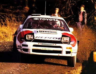 Markku Alén - Ilkka Kivimaki
48º Lombard RAC Rally 1992. Toyota Celica Turbo 4WD -ST185- (K-AM 7462) Clasificado 4º.

Del 22 al 25 de Noviembre, Chester, Cheshire, Inglaterra.
Superficie: tierra.

El Rally tenia un total de 2596.53 km de los que 565.41 km divididos en 34 tramos eran especiales (una de ellas fue cancelada SS24 Kershope de 33.03 Km).

Se inscribieron 162 equipos, tomaron la salida 157, finalizaron 101.@
Palabras clave: Markku_Alen;Toyota;Celica;ST185;Gran_Bretaña;1992;RAC_Rally