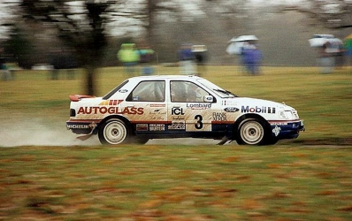 Massimo "Miki" Biasion - Tiziano Siviero
48º Lombard RAC Rally 1992. Ford Sierra RS Cosworth 4x4. Clasificado 5º.

Del 22 al 25 de Noviembre, Chester, Cheshire, Inglaterra.
Superficie: tierra.

El Rally tenia un total de 2596.53 km de los que 565.41 km divididos en 34 tramos eran especiales (una de ellas fue cancelada SS24 Kershope de 33.03 Km).

Se inscribieron 162 equipos, tomaron la salida 157, finalizaron 101.@
Palabras clave: ;Ford;Sierra;Cosworth;Gran_Bretaña;1992;RAC_Rally
