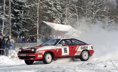 Leif Asterhag - Christina (Tina) Thörner
41º International Suecia Rally 1992. Toyota Celica GT-4 -ST165- (GT4). Clasificado 5º.

Del 12 al 17 de Febrero, Karlstad, Suecia.
Superficie: nieve - hielo.

El Rally tenia un total de 1673.00 Km de los que 571.19 Km divididos en 31 tramos eran especiales.

Se inscribieron 94 equipos, tomaron la salida 94, finalizaron 46.

© Filip Van Den Bogaert
@
Palabras clave: Toyota;Celica;Suecia;1992;nieve