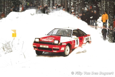 Leif Asterhag - Christina (Tina) Thörner
41º International Suecia Rally 1992. Toyota Celica GT-4 -ST165- (GT4). Clasificado 5º.

Del 12 al 17 de Febrero, Karlstad, Suecia.
Superficie: nieve - hielo.

El Rally tenia un total de 1673.00 Km de los que 571.19 Km divididos en 31 tramos eran especiales.

Se inscribieron 94 equipos, tomaron la salida 94, finalizaron 46.

© Filip Van Den Bogaert
@
Palabras clave: Toyota;Celica;Suecia;1992;nieve