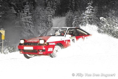 Leif Asterhag - Christina (Tina) Thörner
41º International Suecia Rally 1992. Toyota Celica GT-4 -ST165- (GT4). Clasificado 5º.

Del 12 al 17 de Febrero, Karlstad, Suecia.
Superficie: nieve - hielo.

El Rally tenia un total de 1673.00 Km de los que 571.19 Km divididos en 31 tramos eran especiales.

Se inscribieron 94 equipos, tomaron la salida 94, finalizaron 46.

© Filip Van Den Bogaert
@
Palabras clave: Toyota;Celica;Suecia;1992;nieve