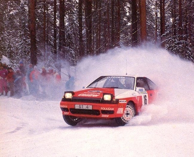 Leif Asterhag - Christina (Tina) Thörner
41º International Suecia Rally 1992. Toyota Celica GT-4 -ST165- (GT4). Clasificado 5º.

Del 12 al 17 de Febrero, Karlstad, Suecia.
Superficie: nieve - hielo. 

El Rally tenia un total de 1673.00 Km de los que 571.19 Km divididos en 31 tramos eran especiales.

Se inscribieron 94 equipos, tomaron la salida 94, finalizaron 46.@
Palabras clave: Toyota;Celica;Suecia;1992;nieve