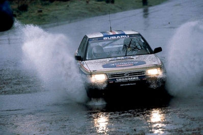Colin McRae - Derek Ringer
48º Lombard RAC Rally 1992. Subaru Legacy RS (K282TFD). Clasificado 6º 

Del 22 al 25 de Noviembre, Chester, Cheshire, Inglaterra.
Superficie: tierra.

El Rally tenia un total de 2596.53 km de los que 565.41 km divididos en 34 tramos eran especiales (una de ellas fue cancelada SS24 Kershope de 33.03 Km).

Se inscribieron 162 equipos, tomaron la salida 157, finalizaron 101.@
Palabras clave: ;Subaru;Legacy;Gran_Bretaña;RAC_Rally;1992
