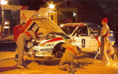 Asistencia del Equipo Mitsubishi Ralliart Europe en el 60º Rallye Monte-Carlo 1992
En el Mitsubishi Galant VR-4 (J16 RAE) de Timo Salonen - Voitto Silander, clasificado 6º.

Del 23 al 29 de Enero, Monte-Carlo.
Superficie: asfalto - nieve.

El Rally tenia un total de 3317.61 km de los que 628.29 km divididos en 26 tramos eran especiales (1 de ellas fue cancelada SS23 Col de Turini 3 de 22,21 Km).

Tomaron la salida 141 equipos, finalizaron 76.@
Palabras clave: Timo_Salonen;Mitsubishi;Galant;Montecarlo;1992;Asistencias