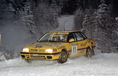 Per Eklund - Johnny Johansson
41º International Suecia Rally 1992. Subaru Legacy RS (G87 VUD). Clasificado 6º.

Del 12 al 17 de Febrero, Karlstad, Suecia.
Superficie: nieve - hielo.

El Rally tenia un total de 1673.00 Km de los que 571.19 Km divididos en 31 tramos eran especiales.

Se inscribieron 94 equipos, tomaron la salida 94, finalizaron 46.

© Filip Van Den Bogaert
@
Palabras clave: ;Subaru;Legacy;Suecia;1992;Nieve