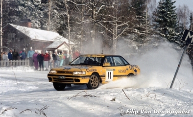 Per Eklund - Johnny Johansson
41º International Suecia Rally 1992. Subaru Legacy RS (G87 VUD). Clasificado 6º.

Del 12 al 17 de Febrero, Karlstad, Suecia.
Superficie: nieve - hielo.

El Rally tenia un total de 1673.00 Km de los que 571.19 Km divididos en 31 tramos eran especiales.

Se inscribieron 94 equipos, tomaron la salida 94, finalizaron 46.

© Filip Van Den Bogaert
@
Palabras clave: ;Subaru;Legacy;Suecia;1992;Nieve