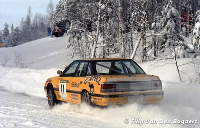 Per Eklund - Johnny Johansson
41º International Suecia Rally 1992. Subaru Legacy RS (G87 VUD). Clasificado 6º.

Del 12 al 17 de Febrero, Karlstad, Suecia.
Superficie: nieve - hielo.

El Rally tenia un total de 1673.00 Km de los que 571.19 Km divididos en 31 tramos eran especiales.

Se inscribieron 94 equipos, tomaron la salida 94, finalizaron 46.

© Filip Van Den Bogaert
@
Palabras clave: ;Subaru;Legacy;Suecia;1992;Nieve