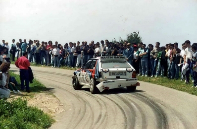 Andrea Aghini - Sauro Farnocchia
36º Tour de Corse - Rallye de France 1992. Lancia Delta HF Integrale (TO 45702S). Clasificado 6º.

Del 2 al 7 de Mayo, Ajaccio, Corcega, Francia.
Superficie: asfalto.

El Rally tenia un total de 1,164.22 Km de los que 618.37 Km divididos en 27 tramos eran especiales, (las 4 últimas fueron canceladas, SS24 Liamone - Ambiegna de 43.93 Km, SS25 Suarella - Col de Marcuccio de 25.21 Km, SS26 Bicchisano - Pila Canale de 14.47 Km, SS27 de 25.12 Km, debido a un accidente en el estadio de fútbol de Bastia en el que fallecieron 18 aficionados, D.E.P. / R.I.P.).

Se inscribieron 107 equipos, tomaron la salida 107, finalizaron 47.@
Palabras clave: ;Lancia;Delta;Integrale;Corcega;1992;Corse