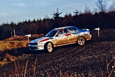 Kenneth Eriksson - Staffan Parmander
48º Lombard RAC Rally 1992. Mitsubishi Galant VR-4. Clasificado 7º.

Del 22 al 25 de Noviembre, Chester, Cheshire, Inglaterra.
Superficie: tierra.

El Rally tenia un total de 2596.53 km de los que 565.41 km divididos en 34 tramos eran especiales (una de ellas fue cancelada SS24 Kershope de 33.03 Km).

Se inscribieron 162 equipos, tomaron la salida 157, finalizaron 101.@
Palabras clave: ;Mitsubishi;Galant;VR-4;Gran_Bretaña;1992