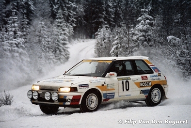Björn (Nalle) Johansson - Anders Olsson
41º International Suecia Rally 1992. Mazda 323 GT-X (323 4WD). Clasificado 7º.

Del 12 al 17 de Febrero, Karlstad, Suecia.
Superficie: nieve - hielo.

El Rally tenia un total de 1673.00 Km de los que 571.19 Km divididos en 31 tramos eran especiales.

Se inscribieron 94 equipos, tomaron la salida 94, finalizaron 46.

© Filip Van Den Bogaert
@
Palabras clave: Mazda;Suecia;1992;nieve