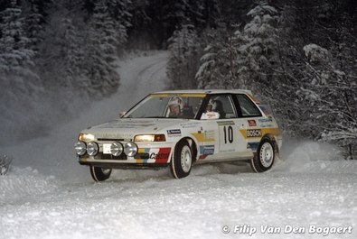 Björn (Nalle) Johansson - Anders Olsson
41º International Suecia Rally 1992. Mazda 323 GT-X (323 4WD). Clasificado 7º.

Del 12 al 17 de Febrero, Karlstad, Suecia.
Superficie: nieve - hielo.

El Rally tenia un total de 1673.00 Km de los que 571.19 Km divididos en 31 tramos eran especiales.

Se inscribieron 94 equipos, tomaron la salida 94, finalizaron 46.

© Filip Van Den Bogaert
@
Palabras clave: Mazda;Suecia;1992;nieve