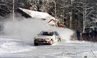 Björn (Nalle) Johansson - Anders Olsson
41º International Suecia Rally 1992. Mazda 323 GT-X (323 4WD). Clasificado 7º.

Del 12 al 17 de Febrero, Karlstad, Suecia.
Superficie: nieve - hielo.

El Rally tenia un total de 1673.00 Km de los que 571.19 Km divididos en 31 tramos eran especiales.

Se inscribieron 94 equipos, tomaron la salida 94, finalizaron 46.

© Filip Van Den Bogaert
@
Palabras clave: Mazda;Suecia;1992;nieve
