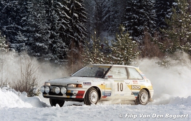 Björn (Nalle) Johansson - Anders Olsson
41º International Suecia Rally 1992. Mazda 323 GT-X (323 4WD). Clasificado 7º.

Del 12 al 17 de Febrero, Karlstad, Suecia.
Superficie: nieve - hielo.

El Rally tenia un total de 1673.00 Km de los que 571.19 Km divididos en 31 tramos eran especiales.

Se inscribieron 94 equipos, tomaron la salida 94, finalizaron 46.

© Filip Van Den Bogaert
@
Palabras clave: Mazda;Suecia;1992;nieve