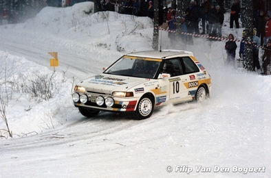 Björn (Nalle) Johansson - Anders Olsson
41º International Suecia Rally 1992. Mazda 323 GT-X (323 4WD). Clasificado 7º.

Del 12 al 17 de Febrero, Karlstad, Suecia.
Superficie: nieve - hielo.

El Rally tenia un total de 1673.00 Km de los que 571.19 Km divididos en 31 tramos eran especiales.

Se inscribieron 94 equipos, tomaron la salida 94, finalizaron 46.

© Filip Van Den Bogaert
@
Palabras clave: Mazda;Suecia;1992;nieve