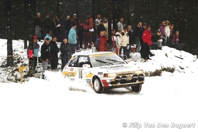 Björn (Nalle) Johansson - Anders Olsson
41º International Suecia Rally 1992. Mazda 323 GT-X (323 4WD). Clasificado 7º.

Del 12 al 17 de Febrero, Karlstad, Suecia.
Superficie: nieve - hielo.

El Rally tenia un total de 1673.00 Km de los que 571.19 Km divididos en 31 tramos eran especiales.

Se inscribieron 94 equipos, tomaron la salida 94, finalizaron 46.

© Filip Van Den Bogaert
Foto 1 de 4
@
Palabras clave: Mazda;Suecia;1992;nieve