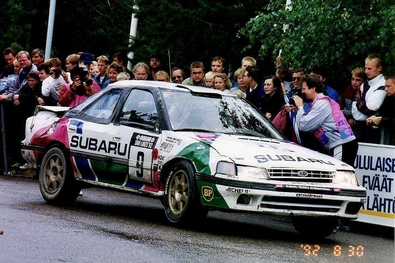 Colin McRae - Derek Ringer
42º 1000 Lakes Rally 1992. Subaru Legacy RS (JI 75 SFC). Clasificado 8º.
Subaru Rally Team Europe

Del 27 al 30 de Agosto, Laajavuori, Jyväskylä, Finlandia.
Superficie: tierra.

El Rally tenia un total de 1562.10 km de los que 524.82 km divididos en 37 tramos eran especiales.

Se inscribieron 132 equipos, tomaron la salida 127, finalizaron 61.@
Palabras clave: Subaru;Legacy;Finlandia;1992