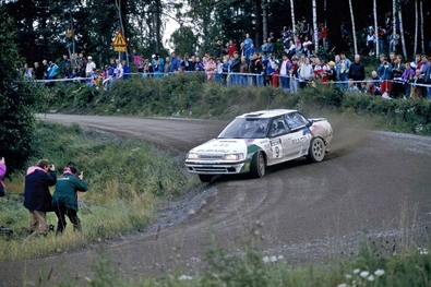 Colin McRae - Derek Ringer
42º 1000 Lakes Rally 1992. Subaru Legacy RS (JI 75 SFC). Clasificado 8º.
Subaru Rally Team Europe

Del 27 al 30 de Agosto, Laajavuori, Jyväskylä, Finlandia.
Superficie: tierra.

El Rally tenia un total de 1562.10 km de los que 524.82 km divididos en 37 tramos eran especiales.

Se inscribieron 132 equipos, tomaron la salida 127, finalizaron 61.@
Palabras clave: Subaru;Legacy;Finlandia;1992