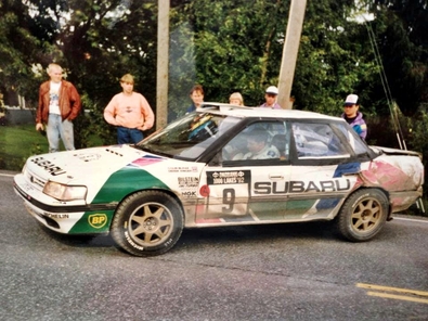 Colin McRae - Derek Ringer
42º 1000 Lakes Rally 1992. Subaru Legacy RS (JI 75 SFC). Clasificado 8º.
Subaru Rally Team Europe

Del 27 al 30 de Agosto, Laajavuori, Jyväskylä, Finlandia.
Superficie: tierra.

El Rally tenia un total de 1562.10 km de los que 524.82 km divididos en 37 tramos eran especiales.

Se inscribieron 132 equipos, tomaron la salida 127, finalizaron 61.@
Palabras clave: Subaru;Legacy;Finlandia;1992