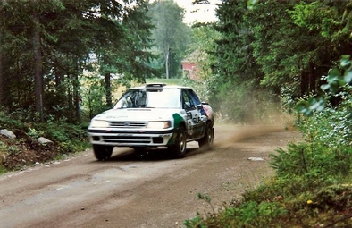 Colin McRae - Derek Ringer
42º 1000 Lakes Rally 1992. Subaru Legacy RS (JI 75 SFC). Clasificado 8º.
Subaru Rally Team Europe

Del 27 al 30 de Agosto, Laajavuori, Jyväskylä, Finlandia.
Superficie: tierra.

El Rally tenia un total de 1562.10 km de los que 524.82 km divididos en 37 tramos eran especiales.

Se inscribieron 132 equipos, tomaron la salida 127, finalizaron 61.@
Palabras clave: Subaru;Legacy;Finlandia;1992