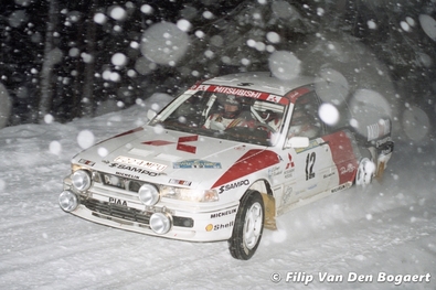 Lasse Lampi - Pentti Kuukkala
41º International Suecia Rally 1992. Mitsubishi Galant VR-4 (F224 MPU). Clasificado 8º.

Del 12 al 17 de Febrero, Karlstad, Suecia.
Superficie: nieve - hielo.

El Rally tenia un total de 1673.00 Km de los que 571.19 Km divididos en 31 tramos eran especiales.

Se inscribieron 94 equipos, tomaron la salida 94, finalizaron 46.

© Filip Van Den Bogaert
@
Palabras clave: Mitsubishi;Galant;VR-4;Suecia;1992;Nieve