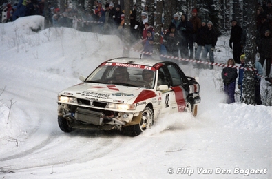 Lasse Lampi - Pentti Kuukkala
41º International Suecia Rally 1992. Mitsubishi Galant VR-4 (F224 MPU). Clasificado 8º.

Del 12 al 17 de Febrero, Karlstad, Suecia.
Superficie: nieve - hielo.

El Rally tenia un total de 1673.00 Km de los que 571.19 Km divididos en 31 tramos eran especiales.

Se inscribieron 94 equipos, tomaron la salida 94, finalizaron 46.

© Filip Van Den Bogaert

Palabras clave: Mitsubishi;Galant;VR-4;Suecia;1992;Nieve