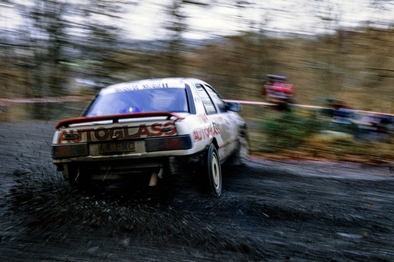 Malcolm Wilson - Bryan Thomas
48º Lombard RAC Rally 1992. Ford Sierra RS Cosworth 4x4 (A4 FMC). Clasificado 9º.

Del 22 al 25 de Noviembre, Chester, Cheshire, Inglaterra.
Superficie: tierra.

El Rally tenia un total de 2596.53 km de los que 565.41 km divididos en 34 tramos eran especiales (una de ellas fue cancelada SS24 Kershope de 33.03 Km).

Se inscribieron 162 equipos, tomaron la salida 157, finalizaron 101.@
Palabras clave: Ford;Sierra;Cosworth;Gran_Bretaña;Inglaterra;1992