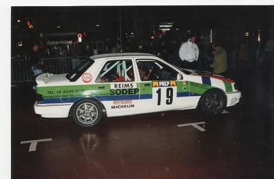 Christophe Spiliotis - Isabelle Spiliotis
60º Rallye Automobile de Monte-Carlo 1992. Ford Sierra RS Cosworth 4x4 (1798 VV 54). Clasificado 10º.

Del 23 al 29 de Enero, Monte-Carlo.
Superficie: asfalto / nieve / hielo.

El Rally tenia un total de 3339.82 km de los que 606.08 km km divididos en 26 tramos eran especiales, (1 de ellas fue cancelada SS23 Col de Turini 3 de 22,21 Km).

Tomaron la salida 141 equipos, finalizaron 76.@
Palabras clave: Ford;Sierra;Cosworth;Montecarlo;1992