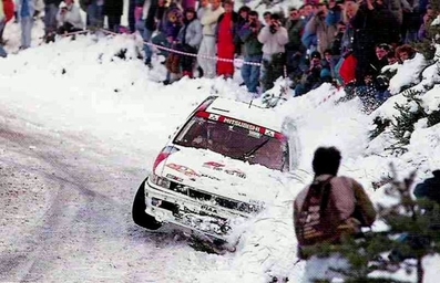 Kenneth Eriksson - Staffan Parmander
60º Rallye Automobile de Monte-Carlo 1992. Mitsubishi Galant VR-4 (J15 RAE).
Abandonó en SS4 Col de Perty de 27.37 km, a causa de una salida de pista, (foto el momento de la salida), en la que rompió la dirección del coche.

Del 23 al 29 de Enero, Monte-Carlo.
Superficie: asfalto - nieve.

El Rally tenia un total de 3317.61 km de los que 628.29 km divididos en 26 tramos eran especiales (1 de ellas fue cancelada SS23 Col de Turini 3 de 22,21 Km).

Tomaron la salida 141 equipos, finalizaron 76.@
Palabras clave: ;Staffan_Parmander;Mitsubishi;Galant;VR-4;Montecarlo;1992;nieve;crash