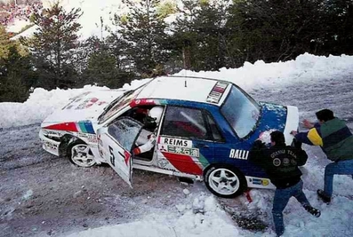 Kenneth Eriksson - Staffan Parmander
60º Rallye Automobile de Monte-Carlo 1992. Mitsubishi Galant VR-4 (J15 RAE).
Abandonó en SS4 Col de Perty de 27.37 km, a causa de una salida de pista en la que rompió la dirección del coche.

Foto aficionados ayudando instantes después de dicha salida de pista.

Del 23 al 29 de Enero, Monte-Carlo.
Superficie: asfalto - nieve.

El Rally tenia un total de 3317.61 km de los que 628.29 km divididos en 26 tramos eran especiales (1 de ellas fue cancelada SS23 Col de Turini 3 de 22,21 Km).

Tomaron la salida 141 equipos, finalizaron 76.@
Palabras clave: ;Staffan_Parmander;Mitsubishi;Galant;VR-4;Montecarlo;1992;nieve;crash