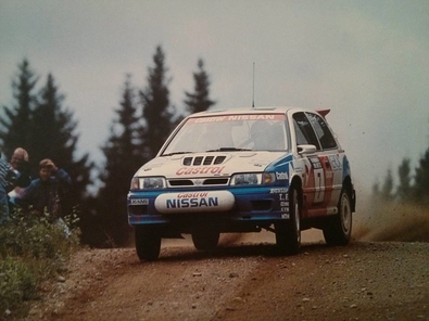 Tommi Makinen - Seppo Harjanne
42º 1000 Lakes Rally 1992. Nissan Sunny GTI-R. Abandonó por la caja de cambios en SS9 Jouhtikyla de 13, 16 Km.

Del 27 al 30 de Agosto, Laajavuori, Jyväskylä, Finlandia.
Superficie: tierra.

El Rally tenia un total de 1562.10 km de los que 524.82 km divididos en 37 tramos eran especiales.

Se inscribieron 132 equipos, tomaron la salida 127, finalizaron 61.@
Palabras clave: ;Nissan;Sunny;GTI-R;Finlandia;1992