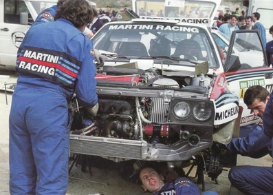 Asistencia del Equipo Martini Racing en el 26º Rallye de Portugal - Vinho do Porto 1992
En uno de los Lancia Delta HF Integrale del Equipo.

Podrí­a ser el de:
Juha Kankkunen - Juha Piironen, clasificado 1º o el de Didier Auriol - Bernard Occelli, abandonò por motor en SS3 Montejunto de 9.50 Km.

Del 3 al 7 de Marzo, Portugal.
Superficie: tierra.

El Rally tenia un total de 2211.17 km de los que 577.38 km divididos en 40 tramos, eran especiales.

Se inscribieron 114 equipos, tomaron la salida 100, finalizaron 31.
@
Palabras clave: Lancia;Delta;Integrale;Portugal;1992;Asistencias