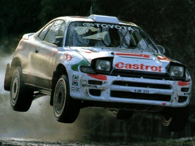 Juha Kankkunen - Nicky Grist
49º Network Q RAC Rally 1993. Toyota Celica Turbo 4WD -ST185- (K-AM 828). Clasificado 1º.

Del 21 al 24 de Noviembre, Birmingham, Inglaterra.
Superficie: tierra - nieve.

El Rally tenia un total de 2628.12 km de los que 547.94 km divididos en 35 tramos eran especiales.

Se inscribieron 171 equipos, tomaron la salida 165, finalizaron 94.@
Palabras clave: ;Toyota;Celica;ST185;Gran_Bretaña;1993;RAC_Rally;