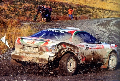 Juha Kankkunen - Nicky Grist
49º Network Q RAC Rally 1993. Toyota Celica Turbo 4WD -ST185- (K-AM 828). Clasificado 1º.

Del 21 al 24 de Noviembre, Birmingham, Inglaterra.
Superficie: tierra - nieve.

El Rally tenia un total de 2628.12 km de los que 547.94 km divididos en 35 tramos eran especiales.

Se inscribieron 171 equipos, tomaron la salida 165, finalizaron 94.@
Palabras clave: ;Toyota;Celica;ST185;Gran_Bretaña;1993;RAC_Rally