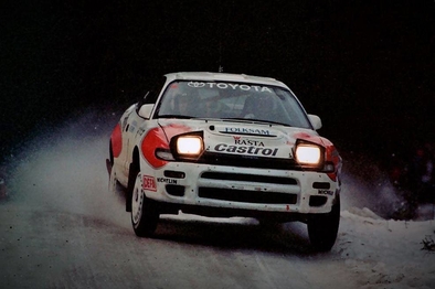 Mats Jonsson - Lars Backman
42º International Swedish Rally 1993. Toyota Celica Turbo 4WD -ST185- (K-AM 7462). Clasificado 1º.

Del 11 al 14 de Febrero, Karlstad.
Superficie: nieve - hielo.

El Rally teni­a un total de 1431.32 km de los que 519.63 km divididos en 28 tramos eran especiales.

Se inscribieron 106 equipos, tomaron la salida 109, finalizaron 52.@
Palabras clave: Toyota;Celica;4WD;ST185;Suecia;1993;Nieve